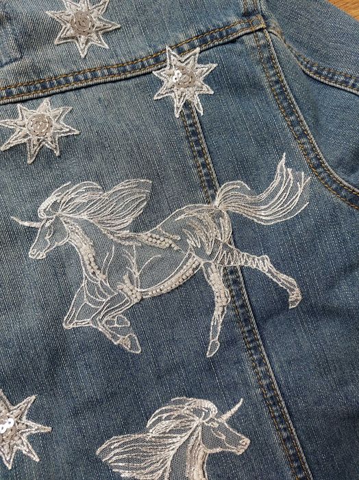 Kurtka jeansowa custom haftowana w jednorożce, cekiny, festiwal/ślub