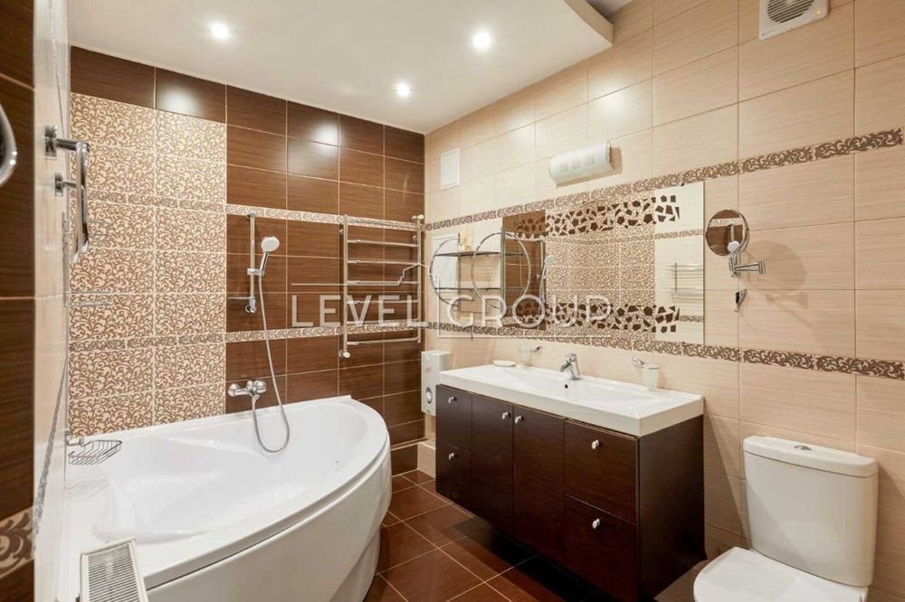 Простора трикімнатна квартира з ремонтом Голосіїво Голосіївський парк