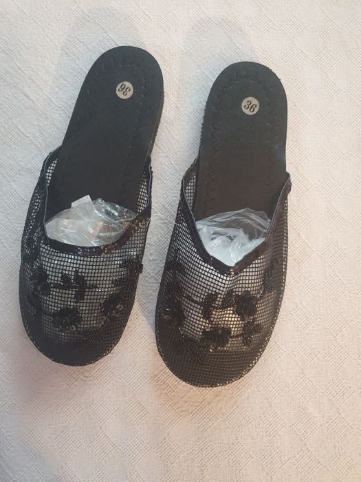 Chinelos pretos novos
