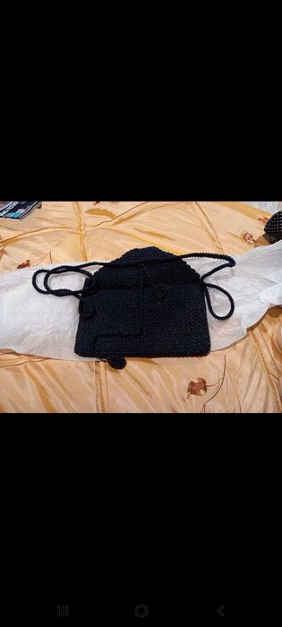 Bolsa em croché, preta e prateada,  produção artesanal local.