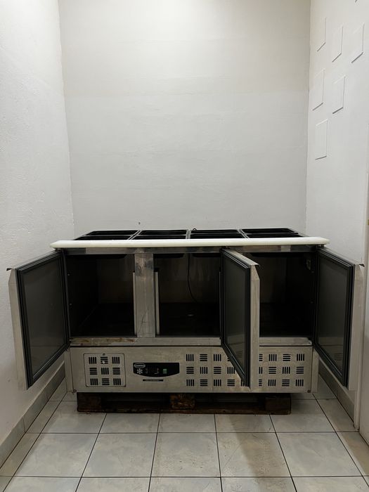 Stół chłodniczy COMBISTEEL. Lada sałatkowa gastronomiczna.