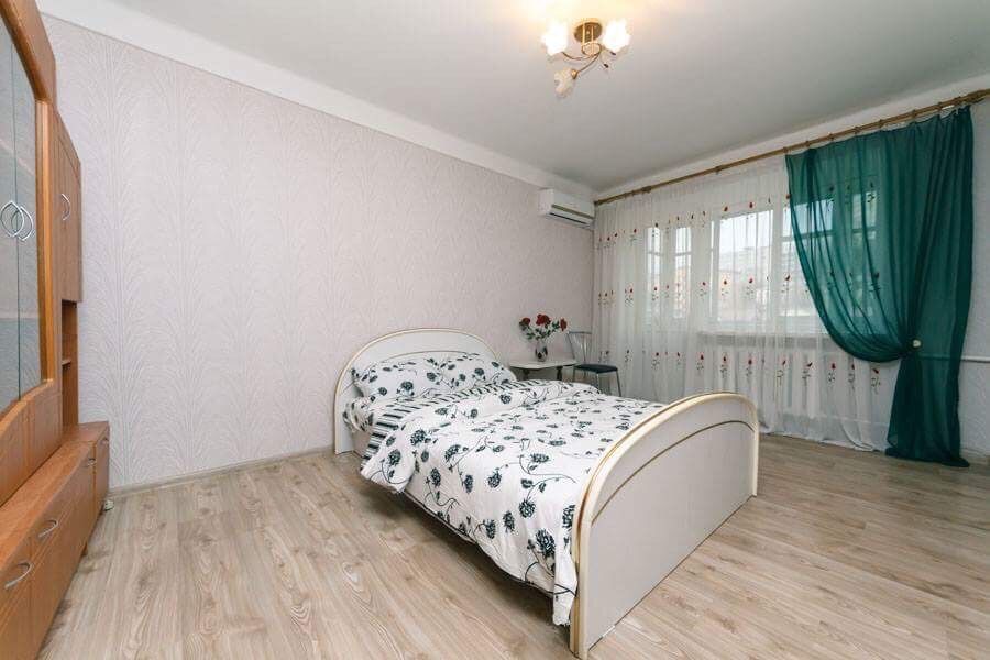 Подобова оренда квартири. Центр. Метро Кловська. Мечникова 8.