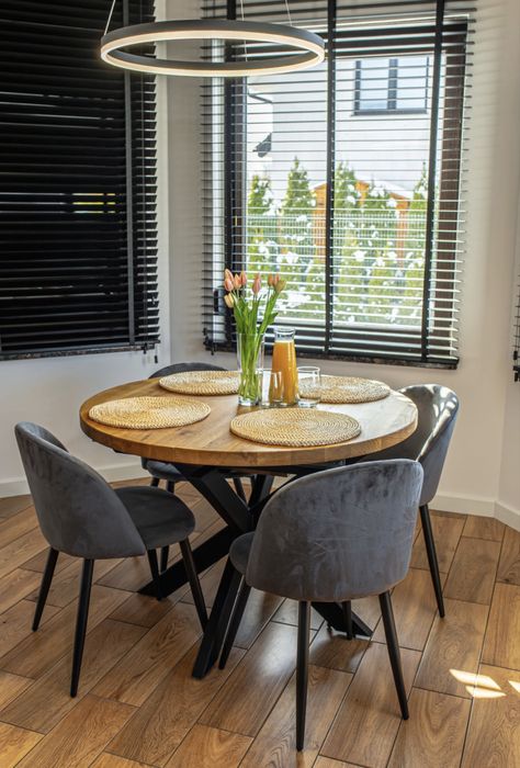 Okragły stół z litego drewna