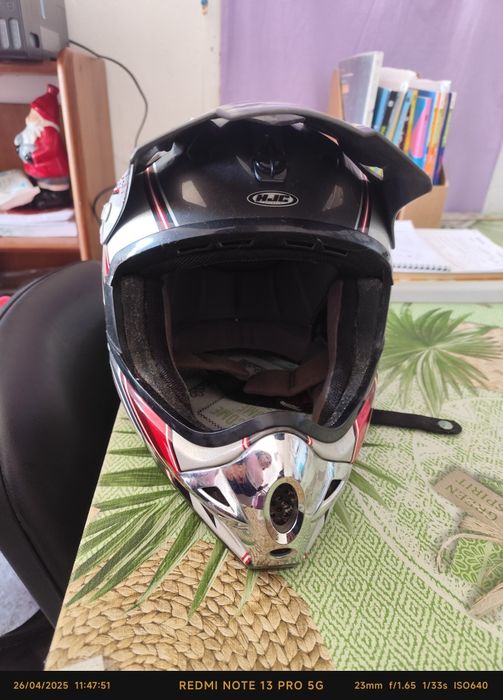 Dois capacetes vendidos juntos.