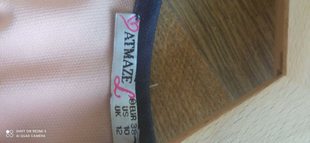 Letnia sukienka w kolorze łososiowym