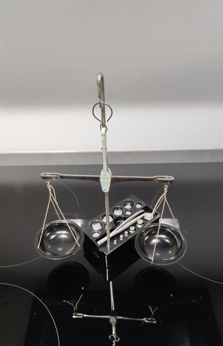 Waga szalkowa, jubilerska, laboratoryjna z kompletem odważników