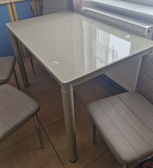 Stol szklany do jadalni lub kuchni.