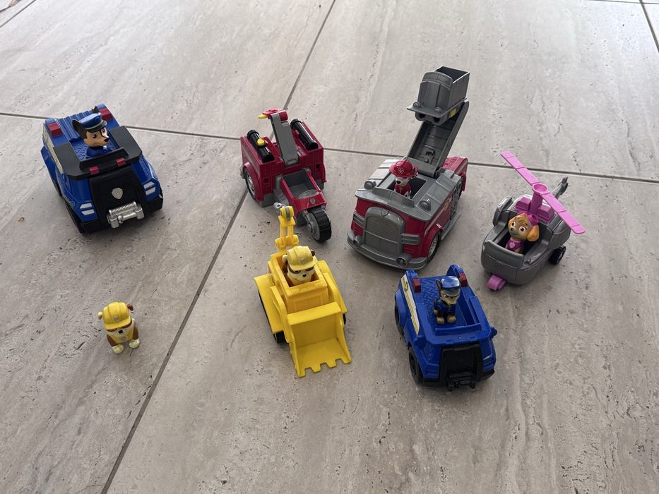 Carros e boneco patrulha pata