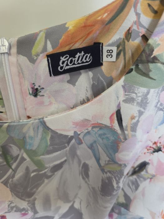 Elegancka sukienka wiosenna w kwiaty