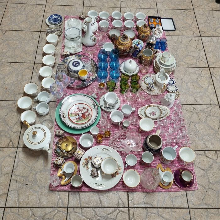 Coleção com cerca de 300 peças de porcelana japonesa, Vista Alegre etc