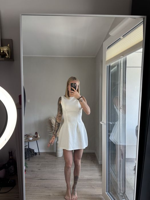 Biala elegancka sukoenka mini rozkloszowana