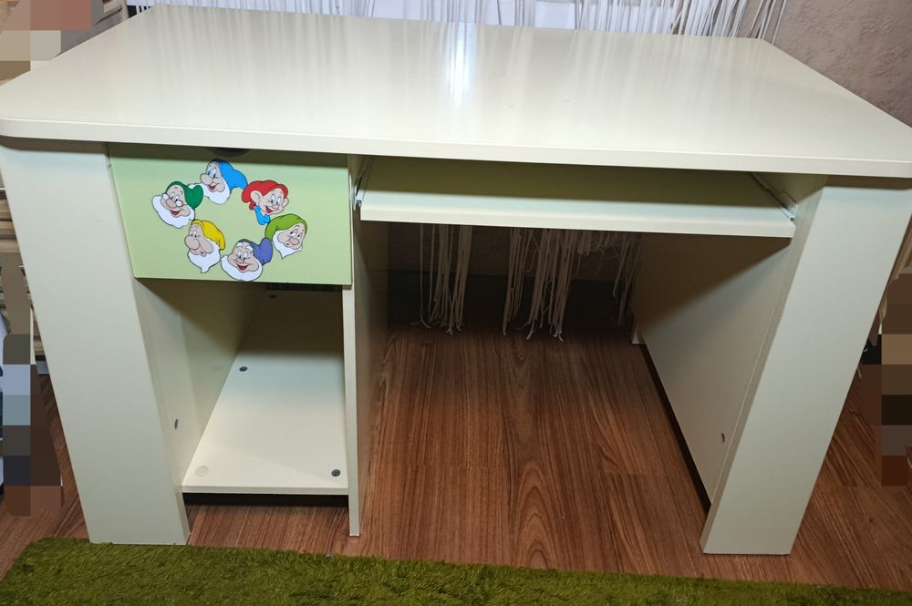 Стіл  письмовий  у дуже хорошому стані