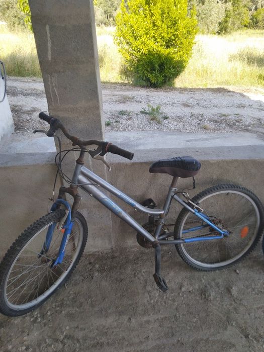 Três bicicletas usadas