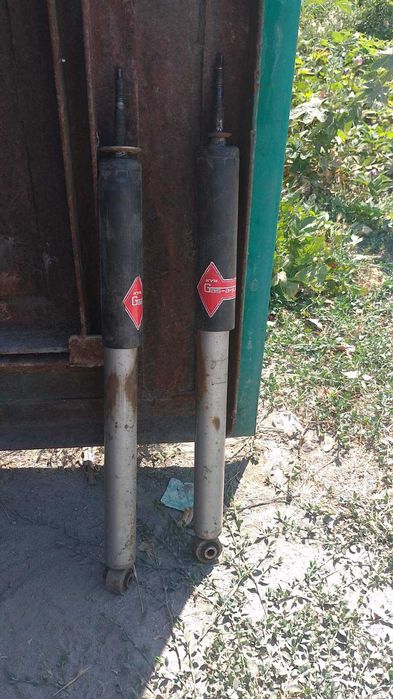 Продам передние амортизаторы Мерседес C180