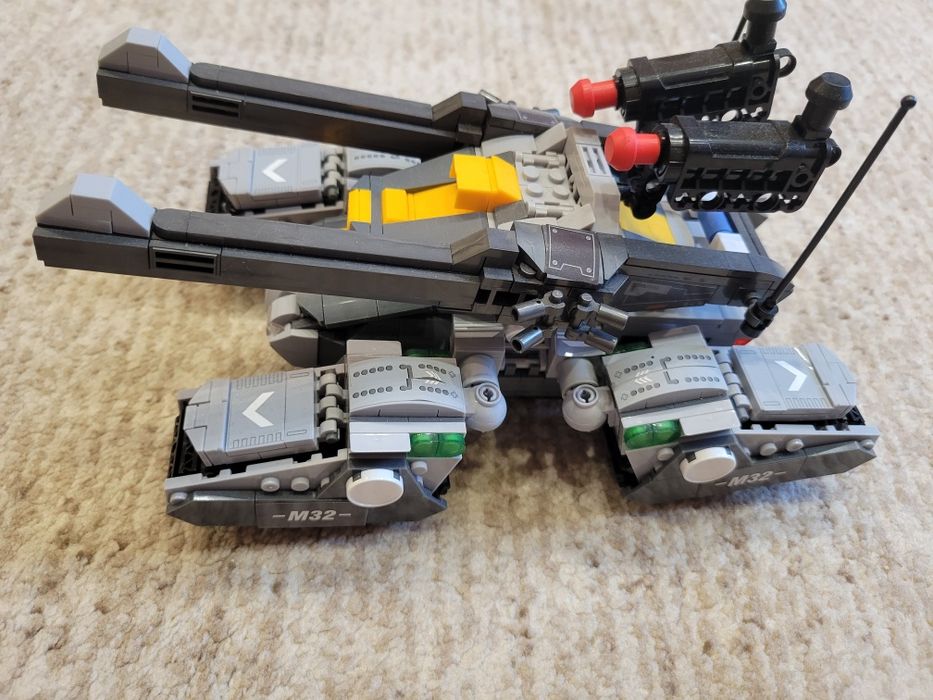 Лего. Військовий танк.