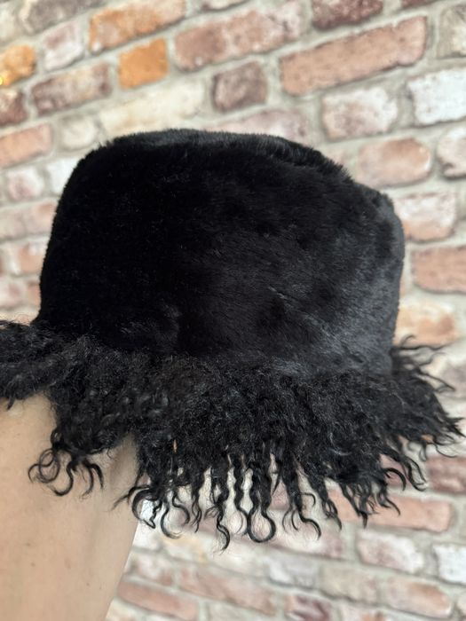 Ekstrawagancka czapka a'la lama