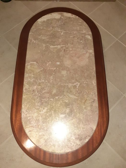 Mesa de centro com tampo em mármore