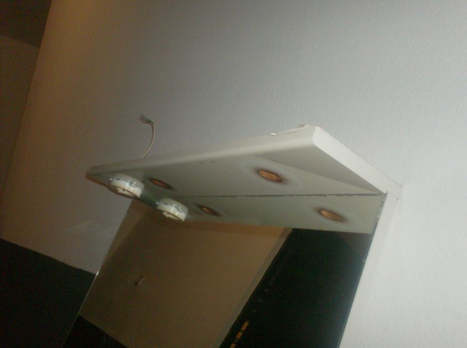 Espelho de casa de banho sem luzes