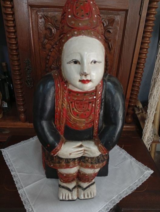 Estátua asiática em madeira