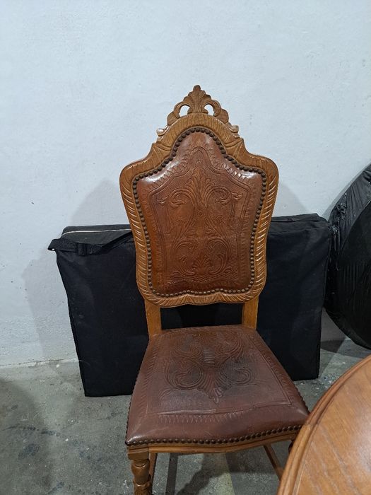 Cadeiras, bancos e mesa