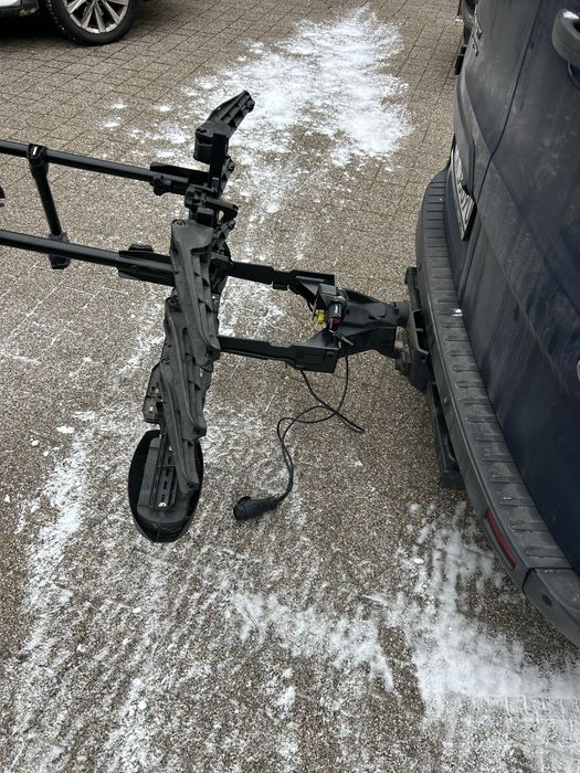 Bagażnik rowerowy na hak holowniczy na trzy rowery uchylny