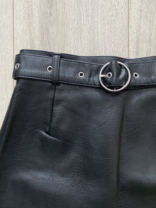 H&M – czarna spódniczka (mini) z ekoskóry z wysokim stanem i paskiem
