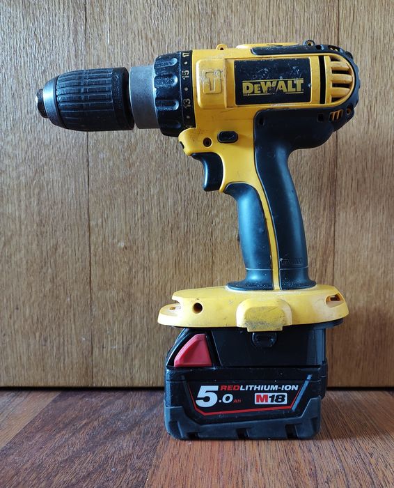 Adapter DeWalt stary Ni-Cd (XRP) na baterie Milwaukee M18