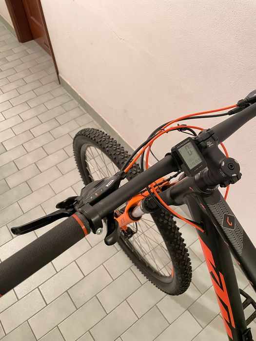 Bicicleta todo terreno marca KTM