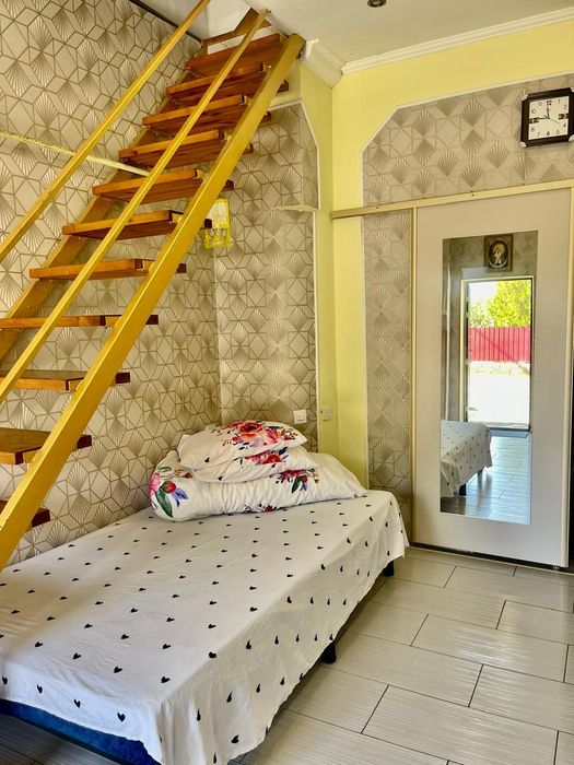 Здається  двохрівнева на набережній Черемушки.