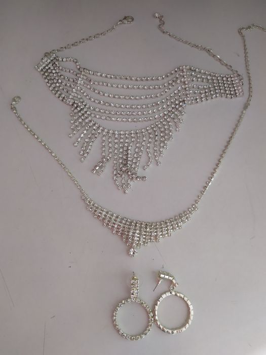 Vários fios, colares, gargantilhas como novos