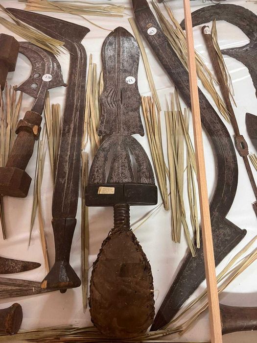 Coleção de Armas Tribais e Ferramentas Tradicionais Africanas