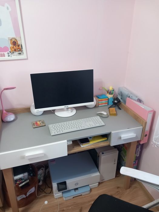 Komplet mebli. Szafa, biurko, komoda.