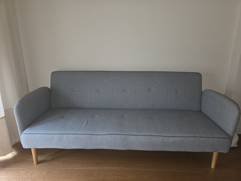 Sofá cama clic-clack em tecido gris claro