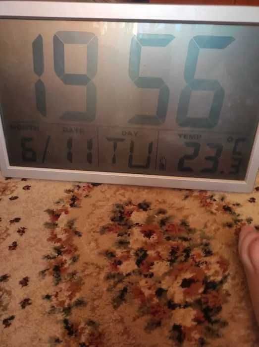 zegar scienny z datownikiem