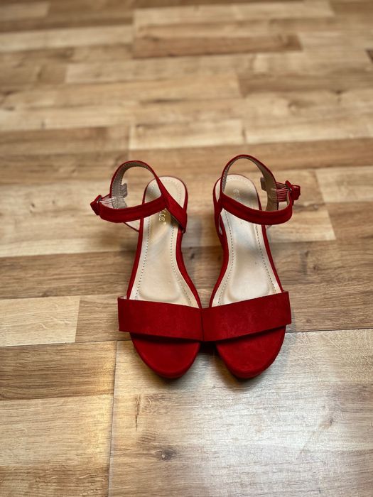 Sandały na koturnie