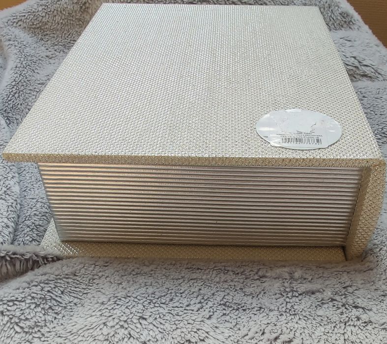 Dekoracyjne diamentowe pudełko