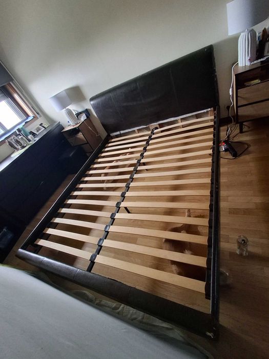 Cama 2.20x 1,66 usada  para uso casal com colchão gasta por gatos