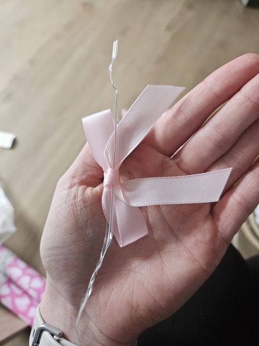 Różowe kokardki z drucikiem