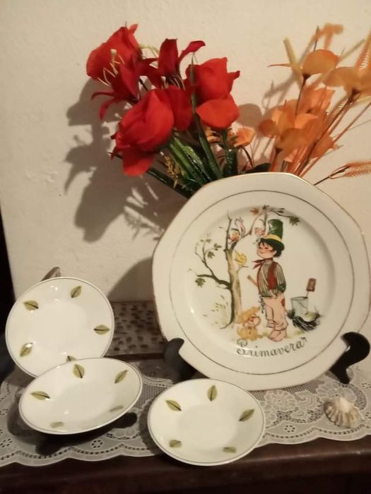 Belo prato e dois pires de porcelana