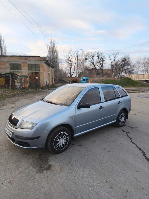 Продам свій автомобіль Шкода Фабія 2006 газ бензин.
авто в оних руках купляли з салону. Гаражне зберігання
технічно в чудовому, справному стані. тільки замінене счеплення 
кондиціонер працює
Лобове рідне, кузов в гарному стані на свої роки
два комплекти резини
любий вид переоформлення
