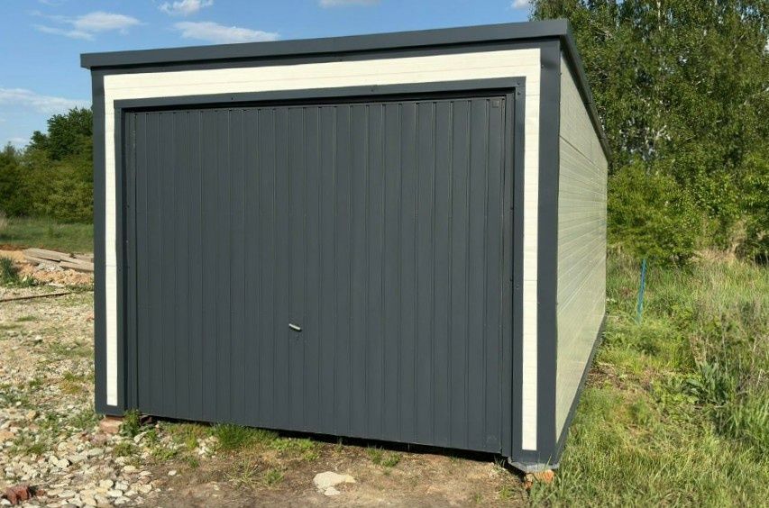 Garaż z płyt warstwowych 3x5,8m