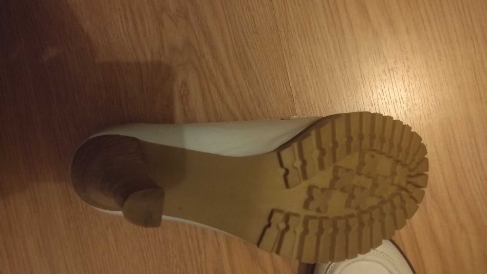 Sapatos brancos em pele e sola de borracha. Novos sem uso