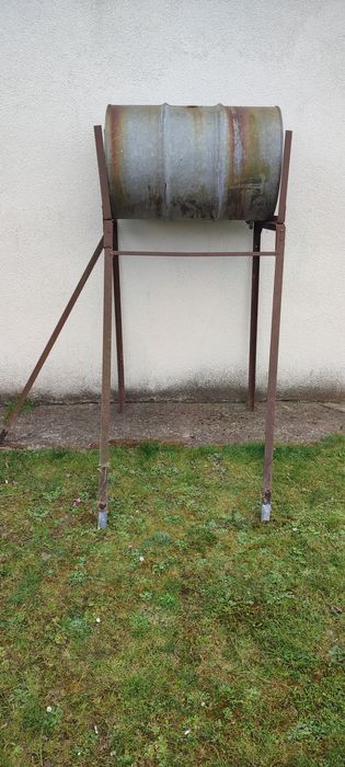 Beczka metalowa na wodę ze stojakiem