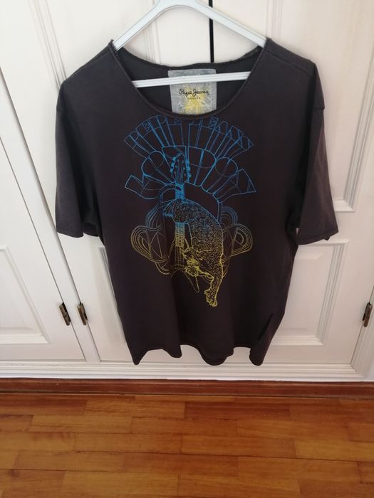 T-shirt da Pepe Jeans em cor castanha e com estampado à frente