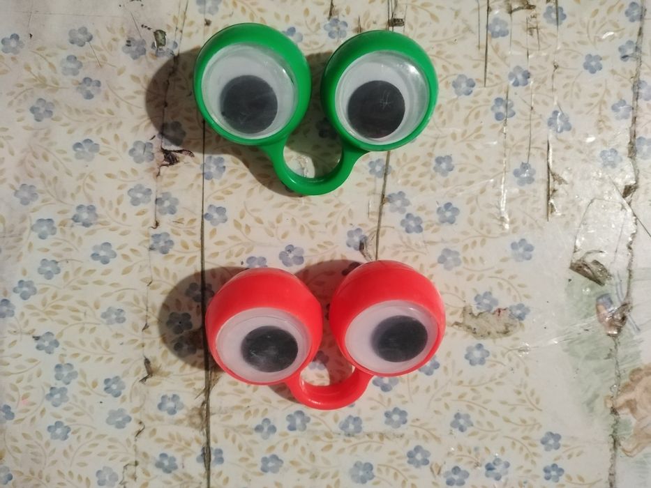 Vendo o boneco com olhos
