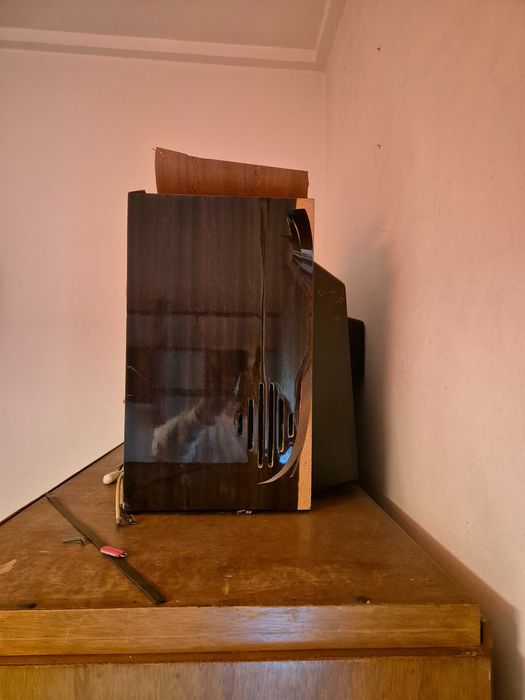 Televisor Philco de luxo  precisa de repauro do móvel exterior (peçã decorativa)