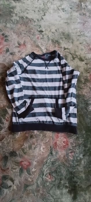Czarna koszula w paski z kieszenią kangurką