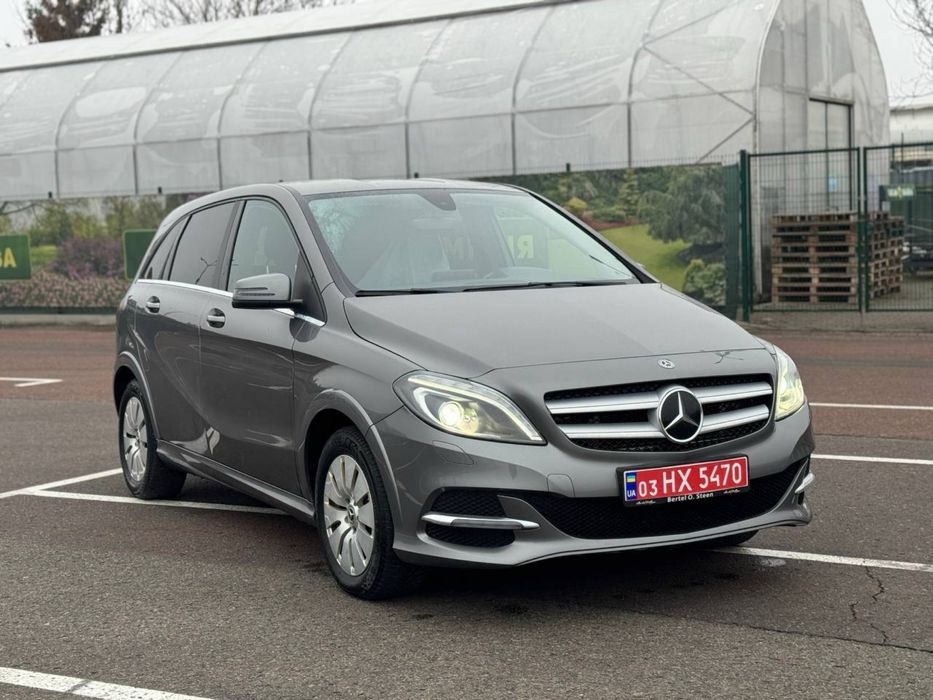 Mercedes-Benz B-Class Electric Drive 2017r. (B250e) - y відмінному стані, з повною прозорою історією та двома власниками: перший - з моменту покупки до 2023 року, другий - з грудня 2023 до грудня 2025. Є повна папка документів: всі офіційні ТО, чеки, роботи, включно з документом про заміну двигуна у 2020 році, два комплекти ключів.
Нещодавно виконано комплексне оновлення: передні та задні гальмівні диски й колодки (TRW), нові датчики ABS (Bosch та оригінал Mercedes), дезінфекція кондиціонера з новим фільтром, перевірені всі рідини. Запас ходу 150-190 км (залежно від стилю їзди та режиму). Автомобіль без зауважень. Надійний та економний електромобіль, гарна комплектація. Фото також прикріпив з погрузки у Норвегії.
Готовий до будь яких перевірок. Авто знаходиться у Львові, розмитненне на фірму, стоіть на транзитних номерах, перша реєстрація 1500 грн і ви перший власник в Україні.
Електроавто за вигідною ціною - не прогав можливість! Хороше авто як для себе так і на перепродаж. Ціна дуже ВИГІДНА. Прохання дзвонили лише справді зацікавленим
особам. Машина дійсно доглянута та варта уваги, чудовий варіант як для себе, так і для перепродажу. 

Авто за вигідною пропозицією. За детальною інформацією телефонуйте на звичайний телефон +38 нуль (96) 8 нуль 4 45 84 або Telegram/Viber. Запрошую на тест-драйв та покупку автомобіля! 

Переходьте на телеграм канал:
https://t.me/electrocar_norway