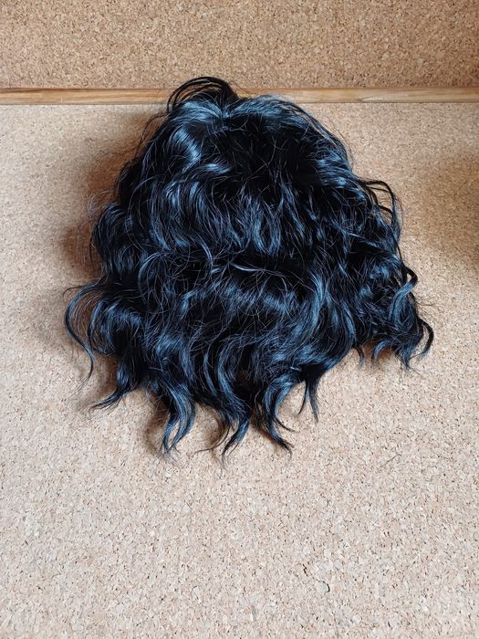 Peruca curta com franja. 
Nova.
Sintético natural.