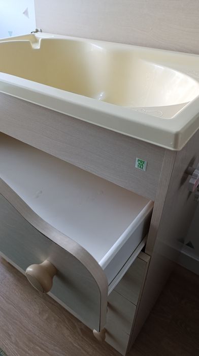 Cómoda muda-fraldas com banheira